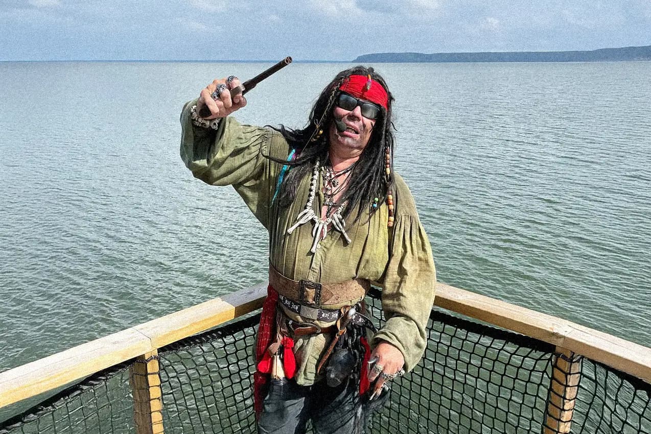 Piratshow i Glaspaviljongen