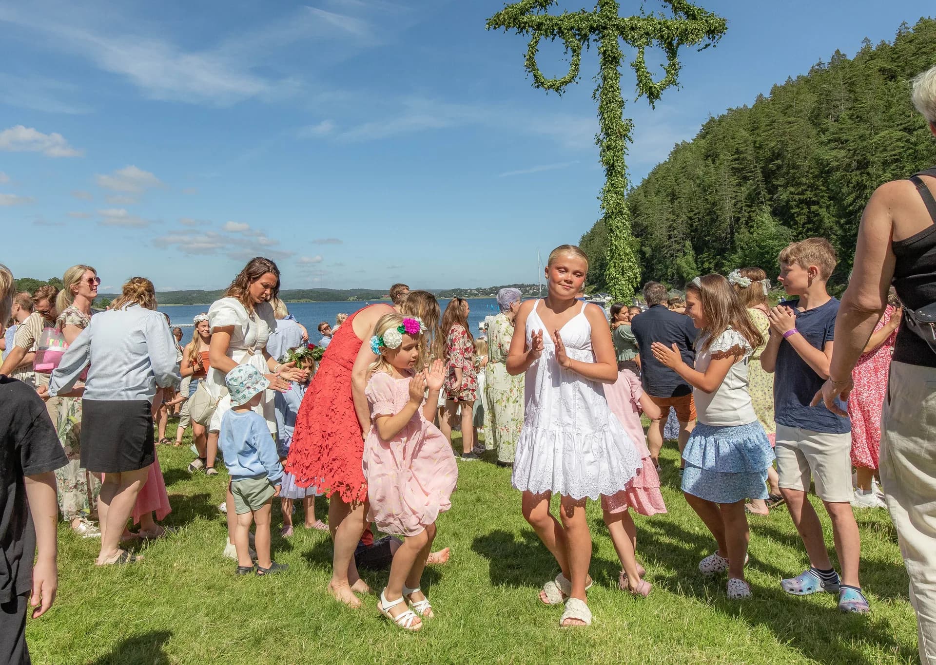 Fira årets festligaste högtid med oss. Vi dansar kring midsommarstången, sjunger och bjuder på glass till alla barn.