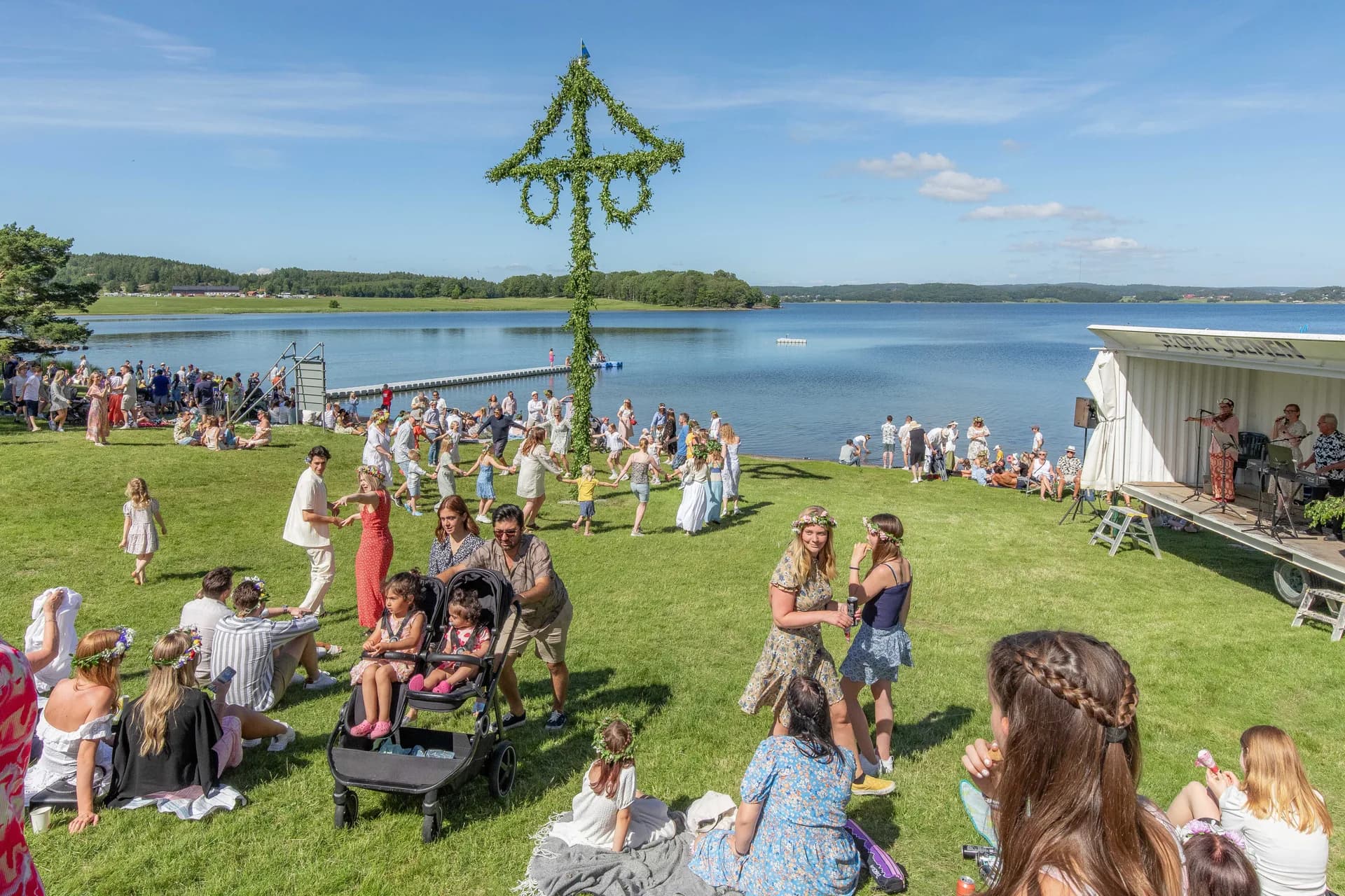 Dans kring midsommarstången
